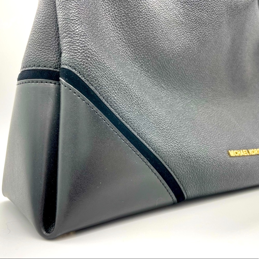 Like new Michael Kors Leather & Suede Purse - Picture 3 of 12
